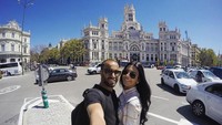 Mereka sering traveling bareng. Larissa setia menemani suaminya bertanding. Ini saat mereka berada di Madrid.  (Instagram/Larissa Saad)
