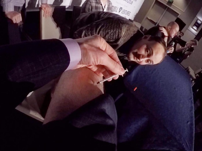 Bikin Heboh, CEO Perusahaan Live Stream Suntikkan Vaksin Tak Teruji