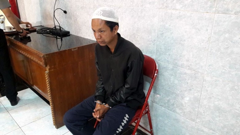 Bikin Panik Santri, Pria Gila Ini Dititipkan ke Dinsos Sukabumi Bikin Panik Santri, Pria Gila Ini Dititipkan ke Dinsos Sukabumi