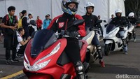 Sementara itu, untuk mendukung penggemar All New Honda PCX tampil semakin fashionable, AHM menyiapkan Honda apparel berupa Honda Luxury Helmet dengan pilihan warna white, red doff, dan silver seharga Rp330.000. Selain itu AHM juga menghadirkan Bikers Leather Jacket berwarna hitam seharga Rp385.000.