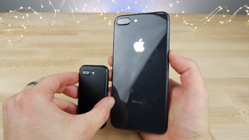 Tidak hanya di depan, tampilan bagian belakang pun mirip. Foto: EverythingApplePro