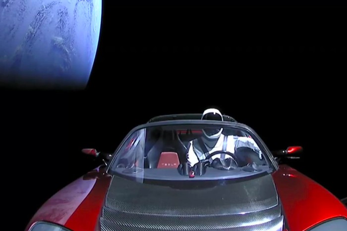 Star Man dan Tesla Roadster arungi angkasa. Foto: istimewa Star Man dan Tesla Roadster arungi angkasa. Foto: istimewa