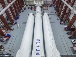 Momen Menakjubkan Mesin Falcon Heavy Balik Sendiri ke Bumi