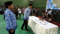 Imam Nahrawi menandatangani berita acara pelantikan PNS.