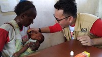Tim dokter dari ACT memberikan bantuan kesehatan ke warga Agats. Akses terpencil menjadikan kesehatan menjadi barang mewah di Agats.
