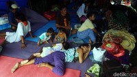 Mereka ditampung di tenda darurat.