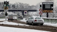 Mobil-mobil tetap melaju di tengah salju tebal dan suhu udara membekukan di Paris. Pada Rabu (7/2) pagi waktu setempat, operasional Bandara Charles de Gaulle dan Bandara Orly di Paris masih terganggu. Sejumlah penerbangan masih mengalami penundaan dan para pelancong tertahan di bandara. Foto: REUTERS/John Schults