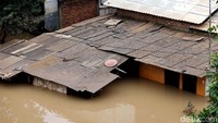 Dibeberapa lokasi, air bahkan hampir menyentuh atap rumah warga.