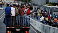 Selain jalan kaki, ada juga orang-orang yang diangkut pakai truk.