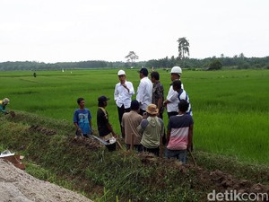 Tiba di Dharmasraya, Jokowi Salami Warga dan Iriana Bagi-bagi Buku