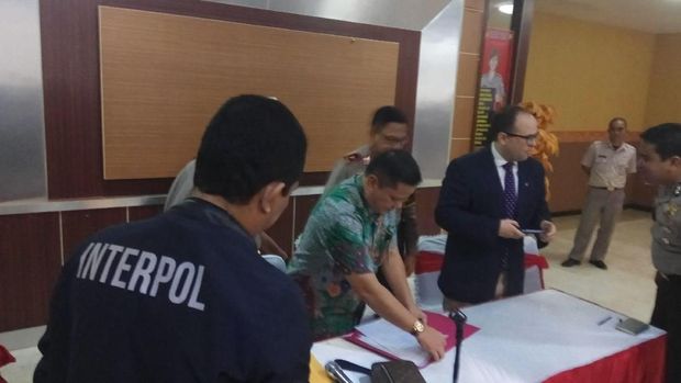 Alum Diserahkan NCB Interpol Indonesia ke Dubes Argentina