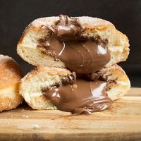 Yummy! Donat Ini Diberi Topping Brownies Nutella dan Botol Nutella Mini!