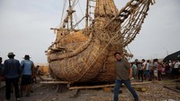Kapal ini terbuat dari alang-alang yang dikeringkan. Kapal terlihat tengah persiapan dan berada di pantai utara Chile.