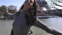 Karena tinggal di Paris, Joana Sanz sering kali memotret dirinya sedang berpose dengan latar Menara Eiffel (Instagram/joanasanz)