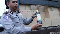 Truk yang bertujuan menuju Bandung itu dihentikan saat Polsek Tanjungsari menggelar razia antisipasi pengamanan menjelang pilkada di Jalan Raya Bandung-Sumedang, Rabu (7/2/2018).