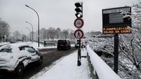 Para pengendara tetap beraktivitas di tengah lebatnya hujan salju yang mengguyur Paris. Saat ini upaya evakuasi masih berlangsung untuk sekitar 1.500 hingga 2.000 orang yang terjebak di jalan raya di Paris selatan. Para pengendara geram karena seharusnya jalanan tersebut ditutup lebih awal. Foto: REUTERS/John Schults