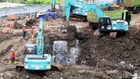 Sejumlah alat berat diturunkan untuk memudahkan pengerjaan.