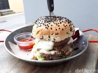 The Lab SG: Seru! Menyantap Burger Berlelehan Keju di Kafe Bertema Laboratorium