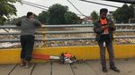 Foto: Ekskavator Bersihkan Sampah dari Sungai Ciliwung