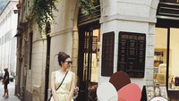 Liburan ke Como, Italia Syahnaz juga terlihat sedang berpose di depan gerai es krim. Foto: Instagram Syahnaz