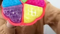 Kalau ini, es batu bentuk waffle. Walau banyak warna, yang namanya es batu pasti keras. Tapi kokohnya gigi wanita ini bisa dengan mudah mengunyah es batu itu. Foto: Istimewa