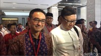Zumi Zola tampak tersenyum saat memasuki ruangan.