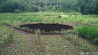 Fenomena ini semakin meresahkan warga karena diameter lubang terus melebar.