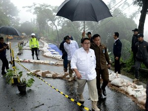 Fadli Zon Tinjau Lokasi Longsor di Kawasan Puncak