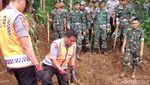Aksi Anjing K9 Emma dan Sam Temukan Korban Longsor Cijeruk