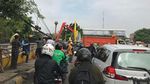 Foto: Ekskavator Bersihkan Sampah dari Sungai Ciliwung