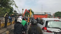 Akibat pembersihan ini, lalu lintas di lokasi sempat terhambat. Khususnya di kolong Flyover Kampung Melayu dari arah Jalan Otista. Foto: (Elza Astari Rd/detikcom)