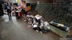 Potret Tumpukan Sampah Sisa Banjir di Cililitan