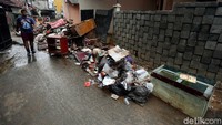 Tak ada mobil pengangkut sampah yang beroperasi selama banjir membuat sampah menumpuk di sepanjang ruas jalan Cililitan Kecil.