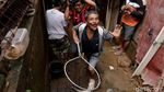 Banjir Surut, Warga Malah Asyik Mancing dan Bersihkan Lumpur