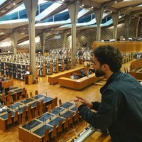 Sosok tampan ini juga pandai menulis, terbukti dari pekerjaannya sebagai editor Islam Hoy, sebuah koran muslim di Spanyol. Tulisannya juga sering dimuat di media seperti Globalia Magazine, Islam Here, dan masih banyak lagi. Foto: Instagram