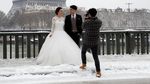 Foto: Tetap Asyik Foto Prewedding Saat Paris Diselimuti Salju