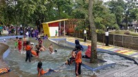 Dulunya kawasan yang berada di bantaran Sungai Cikapundung ini merupakan lahan kosong yang biasa digunakan oleh warga untuk membuang rongsokan.