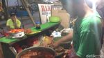 Ini Warung Pecel Lele yang Viral karena Tetap Buka Saat Banjir