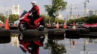 Honda PCX akhirnya masuk daftar 10 motor terlaris. Motor itu terjual 9.661 unit. Foto: Rifkianto Nugroho