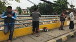 Foto: Ekskavator Bersihkan Sampah dari Sungai Ciliwung