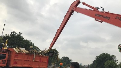 Foto: Ekskavator Bersihkan Sampah dari Sungai Ciliwung