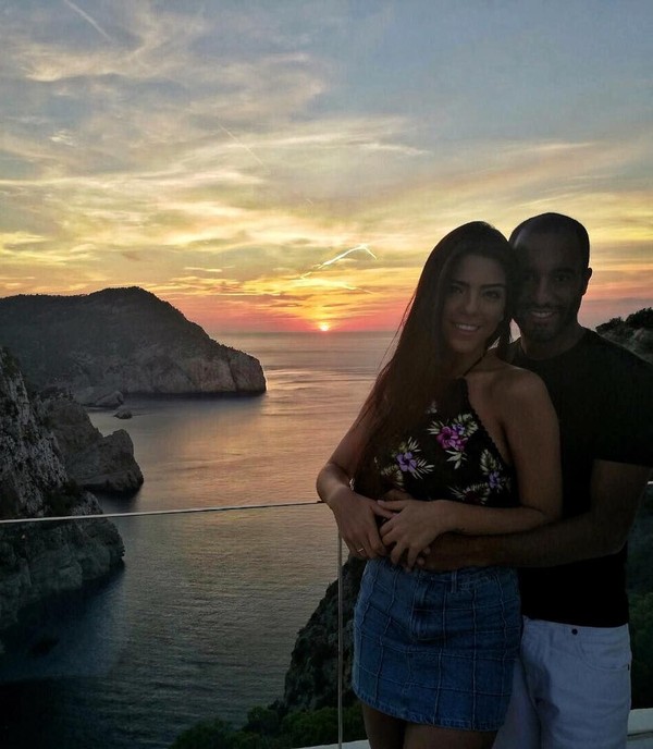 Lucas Moura dan Larissa mulai berkencan di tahun 2015, sewaktu Lucas masih berseragam PSG. Sekarang, mereka sudah menikah dan dikaruniai seorang putra. (Instagram/Larissa Saad)