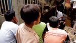 Banjir Surut, Warga Malah Asyik Mancing dan Bersihkan Lumpur