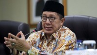 Menteri Agama Lukman Hakim Saifuddin memberikan keterangan kepada wartawan mengenai wacana pungutan zakat terhadap Aparatur Sipil Negara atau Pegawai Negeri Sipil di Jakarta, Rabu (7/2/2018).
