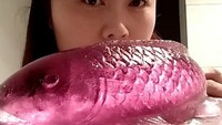Duh es batu bentuk ikan berwarna ungu ini menggiurkan! Kalau yang ini, sepertinya bagian luar ikan itu es dan dalamnya air sirup. Jadi tidak begitu keras. Foto: Istimewa