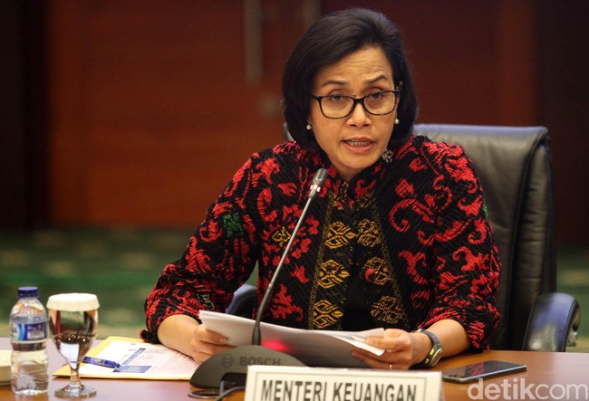 Sri Mulyani menoreh sejarah sebagai perempuan sekaligus orang Indonesia pertama yang pernah menjabat sebagai Direktur Pelaksana Bank Dunia pada 2010 silam. Saat ini, perempuan kelahiran Lampung, 26 Agustus 1962, mendapat mandat dari Presiden Joko Widodo sebagai menteri keuangannya. Tugas yang sama pernah ia emban di era pemerintahan Susilo Bambang Yudhoyono. Belum lama ini, ia juga dinobatkan sebagai Menteri Terbaik Dunia. (Foto: detikfoto/Grandyos Zafna)