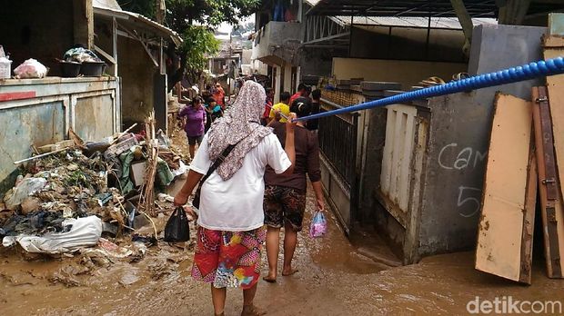  Kondisi permukiman di Pejaten Timur, Jaksel, usai banjir, Rabu (7/2/2018)