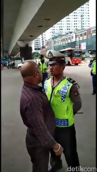 Tak Terima Ditegur, Pengendara Mobil 'Seruduk' Polisi di Matraman