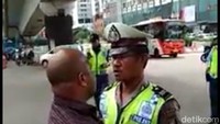Sempat cekcok mulut, pria tersebut lalu menyeruduk anggota polantas yang hendak menilangnya. (screenshoot)