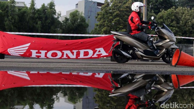 Ngacir dengan Honda PCX Buatan Sunter